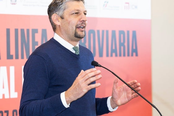 È un momento fondamentale per ritornare sui nostri treni dopo un anno di cantieri sulla linea della Pusteria. Oggi il primo passo importante con la riapertura della linea: la mobilità è al servizio della cittadinanza ed è stato un piacere viaggiare stamattina assieme ai pendolari, ha rimarcato l'assessore Alfreider. (Foto: USP/Tiberio Sorvillo)