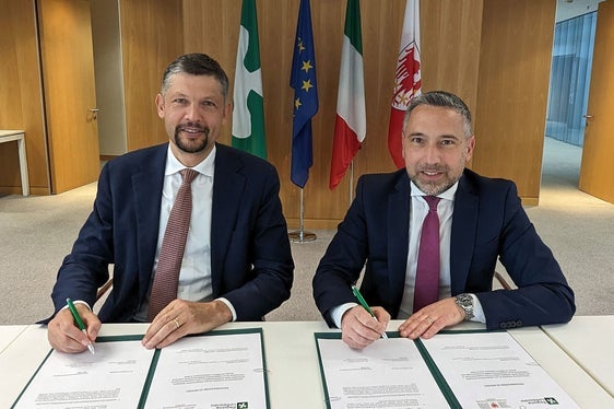Mobilitätslandesrat Daniel Alfreider und Franco Lucente, Assessor für Verkehr und nachhaltige Mobilität der Region Lombardei, bei der Unterzeichnung der Vereinbarung zur Einrichtung des RegioExpress im April 2024. (Foto: LPA/Ivan Brentegani)