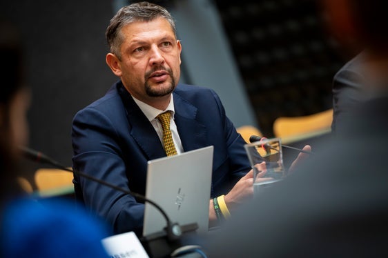 Innovative Lösungen sind gefragt. Die Gestaltung der Mobilität von Morgen erfordert bessere Daten und mehr Datenaustausch zwischen den Ländern und den einzelnen Infrastrukturen. Nur so können wir Verkehr verhindern, verlagern, aber auch steuern, sagt Mobilitätslandesrat Daniel Alfreider gegenüber den Vertretungen von Wirtschaft und Transport und verwies auf die Bedeutung des Bahnverkehrs und der Dekarbonisierung. (Foto: LPA/Fabio Brucculeri)