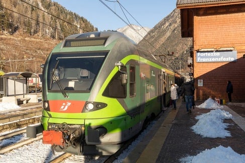 Prima delle luci dell’alba, martedì 27 gennaio è partito nuovamente un treno pieno di pendolari diretto da Brunico a Fortezza. Nella foto, il treno arrivato alla stazione di Fortezza da Brunico alle 9.10. (Foto: USP/Tiberio Sorvillo)