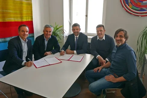 Die Vereinbarung mit der Timmelsjoch Hochalpenstraßen AG wurde für weitere zehn Jahre bestätigt. Die gute Zusammenarbeit und Verständigung über die Grenzen hinweg wurde beim jüngsten Treffen einmal mehr unterstrichen: Im Bild (von links) Manfred Tschopfer (Geschäftsführer), Attila Scheiber (Präsident des Verwaltungsrates), Mobilitätslandesrat Daniel Alfreider, Philipp Sicher und Christian Gufler (beide Landesstraßendienst). (Foto: LPA/Ressort Infrastrukturen und Mobilität)