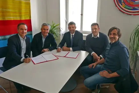 Die Vereinbarung mit der Timmelsjoch Hochalpenstraßen AG wurde für weitere zehn Jahre bestätigt. Die gute Zusammenarbeit und Verständigung über die Grenzen hinweg wurde beim jüngsten Treffen einmal mehr unterstrichen: Im Bild (von links) Manfred Tschopfer (Geschäftsführer), Attila Scheiber (Präsident des Verwaltungsrates), Mobilitätslandesrat Daniel Alfreider, Philipp Sicher und Christian Gufler (beide Landesstraßendienst). (Foto: LPA/Ressort Infrastrukturen und Mobilität)