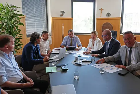 Da sinistra, il direttore dell'Ufficio Mobilità del Comune di Bolzano Ivan Moroder, il direttore generale di Sasa SpA Ruggero Rossi de Mio, il direttore dell'Ufficio Trasporto persone Mirko Waldner, il vicepresidente e assessore provinciale alla Mobilità Daniel Alfreider, l'assessora comunale alla Mobilità Johanna Ramoser, il sindaco Claudio Corrarati e il vicesindaco e assessore comunale ai Lavori pubblici e all'Urbanistica Stephan Konder. (Foto: USP/Dipartimento Infrastrutture e Mobilità)