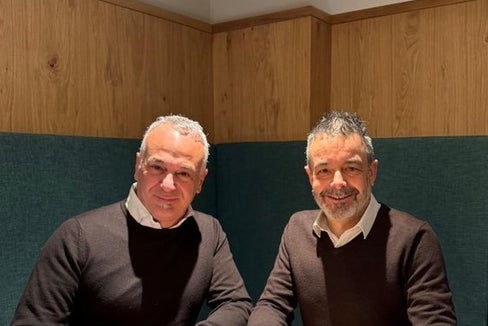 Giorgio Pilotti (im Bild links), der Vertriebsleiter des Unternehmens Leitner und Joachim Dejaco, der Generaldirektor der Südtiroler Transportstrukturen AG (STA) bei der Vertragsunterzeichnung. (Foto: LPA)