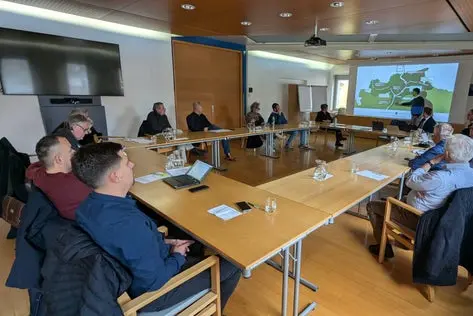 L'assessore Daniel Alfreider ha spiegato ai rappresentanti della Comunità comprensoriale e ai sindaci della Val Venosta i progetti di mobilità in corso, oltre a quelli futuri. (Foto: USP/Ingo Dejaco)