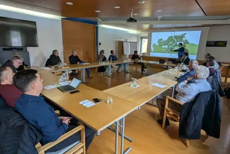 L'assessore Daniel Alfreider ha spiegato ai rappresentanti della Comunità comprensoriale e ai sindaci della Val Venosta i progetti di mobilità in corso, oltre a quelli futuri. (Foto: USP/Ingo Dejaco)