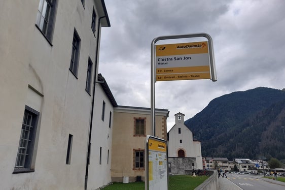 Il servizio transfrontaliero, attivo dal 2005 e potenziato negli ultimi anni, si è affermato come un importante collegamento tra l'Alto Adige e i Grigioni. Viene infatti attualmente utilizzato da circa 92.000 passeggeri ogni anno. (Foto: USP/Maja Clara)