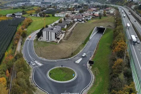 Fino al 68% del traffico pesante viaggia ora attraverso la nuova circonvallazione di Varna e non più attraverso il paese. Lo dimostrano i primi dati disponibili sul traffico dall'apertura della circonvallazione. (Foto: USP/Dipartimento Mobilità e Infrastrutture)