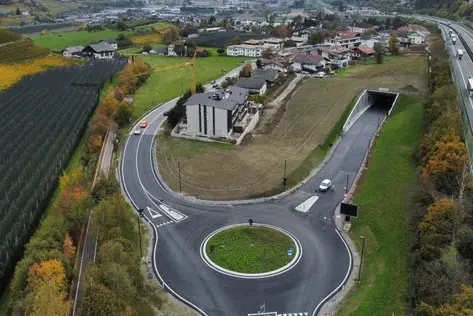 Bis zu 68 Prozent des Schwerverkehrs rollt jetzt über die neue Vahrner Umfahrung und nicht mehr durch das Dorf. Dies zeigen erste vorliegende Daten zum Verkehr seit der Eröffnung der Umfahrung. (Foto: LPA/Wipptaler Bau)