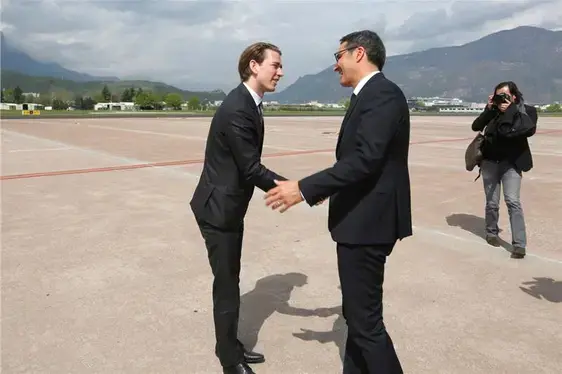 Il ministro Sebastian Kurz salutato all'aeroporto dal presidente Kompatscher 2016 (Foto ABD)