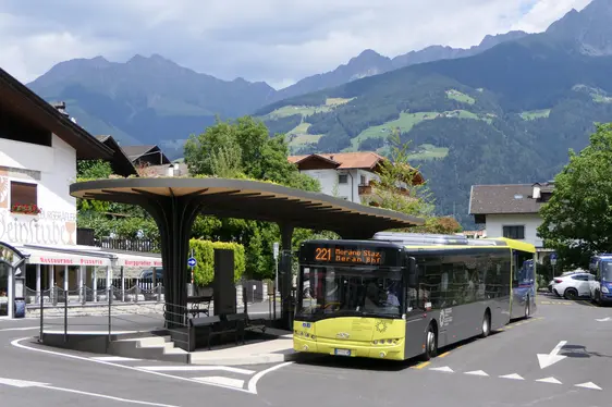 Foto Busbahnhof Dorf Tirol (Quelle: Silesia711 on wikimedia commons: https://commons.wikimedia.org/wiki/File:Busbahnhof_Dorf_Tirol.jpg)