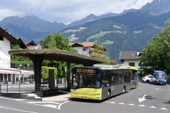Foto Stazione Bus Tirol (comune) - fonte Silesia711 on wikimedia commons: https://commons.wikimedia.org/wiki/File:Busbahnhof_Dorf_Tirol.jpg