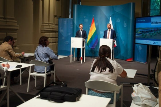 Das Land Südtirol schreibt den Eisenbahndienst in einem Baulos aus. Bei einer Pressekonferenz präsentierten Martin Vallazza (links), Ressortdirektor für Infrastrukturen und Mobilität, und Landesrat Daniel Alfreider die Ziele des Wettbewerbs. (Foto: LPA/Fabio Brucculeri)