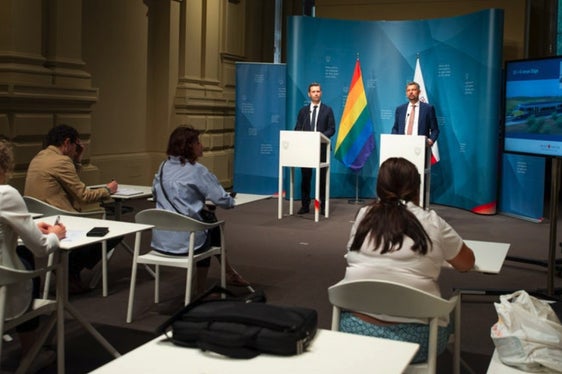 Das Land Südtirol schreibt den Eisenbahndienst in einem Baulos aus. Bei einer Pressekonferenz präsentierten Martin Vallazza (links), Ressortdirektor für Infrastrukturen und Mobilität, und Landesrat Daniel Alfreider die Ziele des Wettbewerbs. (Foto: LPA/Fabio Brucculeri)