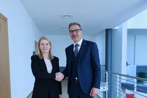 Il presidente della Provincia Arno Kompatscher si è confrontato a Bolzano con Evelyn Palla, amministratrice delegata di Deutsche Bahn. (Foto: USP/Silvia Obwexer)