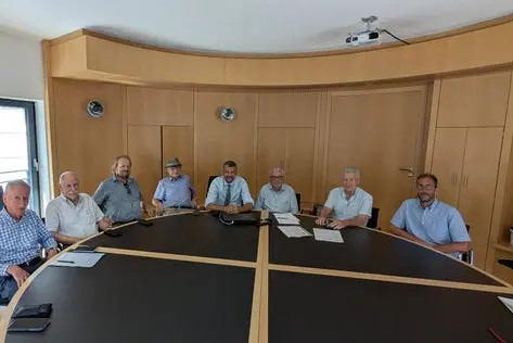 Durante l'incontro con l'associazione Amici della Ferrovia, l'assessore provinciale alla Mobilità Daniel Alfreider (quarto da destra nella foto) ha affermato che nessun'altra infrastruttura riceve attualmente così tanti investimenti. (Foto: USP/Dipartimento Infrastrutture e Mobilità)