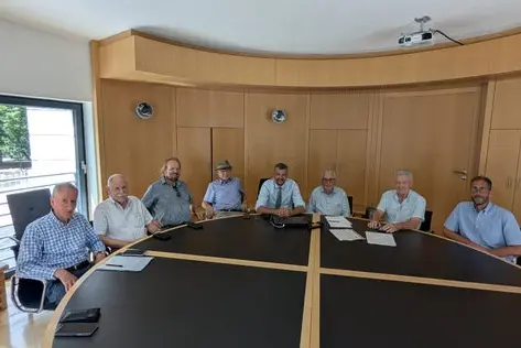 Landesrat Daniel Alfreider (Fünfter von links) beim Treffen mit den Freunden der Eisenbahn, bei dem aktuelle Bahnthemen besprochen wurden. (Foto: LPA/Abteilung Infrastrukturen und Mobilität)