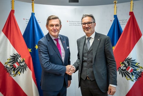 Lunedì 13 ottobre, a Vienna, il presidente della Provincia Arno Kompatscher (a destra) ha incontrato il ministro federale Peter Hanke per un colloquio di lavoro. Al centro del colloquio l'importanza fondamentale della cooperazione lungo l'asse del Brennero e le attuali questioni di politica dei trasporti. (Foto: Ministero federale austriaco per l'Innovazione, la Mobilità e le Infrastrutture/Tobias Holzer)