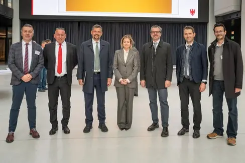 Das Land und die Gemeinden Bozen und Leifers arbeiten zusammen, um den Verkehr in der Einsteinstraße in Bozen flüssiger zu machen und haben die Eingriffe dazu vorgestellt (im Bild von links): Der Direktor der Landesabteilung Tiefbau Umberto Simone, der Bozner Vizebürgermeister Stephan Konder, Infrastrukturen- und Mobilitätslandesrat Daniel Alfreider, die Bozner Gemeindereferentin für Mobilität Johanna Ramoser, der Bürgermeister von Leifers Giovanni Seppi, der Direktor des Ressorts für Infrastrukturen und Mobilität Martin Vallazza und der einzige Verfahrensverantwortliche und Direktor des Landesamts für Straßenbau Mitte/Süd Davide Maniezzo. (Foto: LPA/Greta Stuefer)