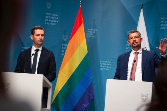 Landrat Daniel Alfreider (rechts) hat die heutigen Beschlüsse zusammen mit Landeshauptmann Arno Kompatscher vorgestellt