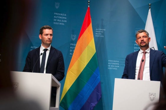 Landrat Daniel Alfreider (rechts) hat die heutigen Beschlüsse zusammen mit Landeshauptmann Arno Kompatscher vorgestellt