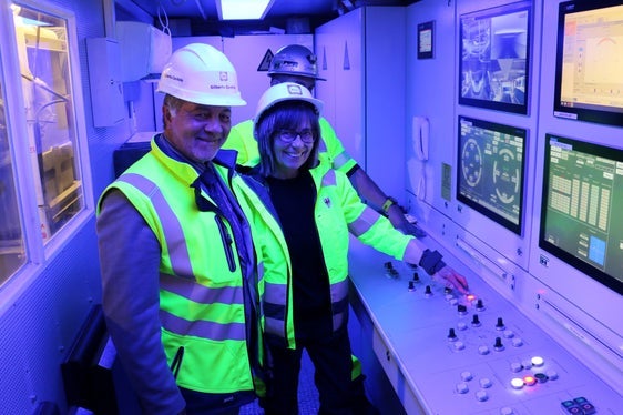 L'amministratore delegato di BBT SE Gilberto Cardola e la madrina della fresa “Wilma” Helga Morandell di Caldaro alla partenza della TBM. (Foto: USP/Ingo Dejaco)