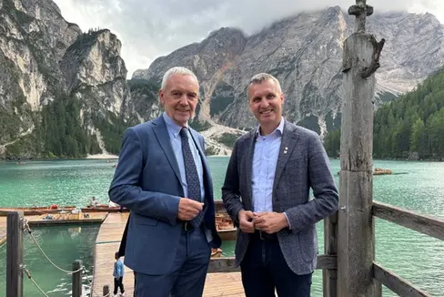 Convinti dell'esemplarità della gestione dell'hotspot della Valle di Braies: il sindaco Friedrich Mittermair e l'assessore provinciale Luis Walcher. (Foto: USP/Sabine Pitscheider)