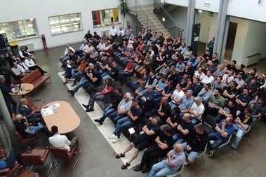 A Bolzano 120 ispettori e rappresentanti di 80 delle 103 officine autorizzate in Alto Adige hanno partecipato all'incontro organizzato dall'Ufficio Motorizzazione. (Foto: ASP/Ufficio Motorizzazione)