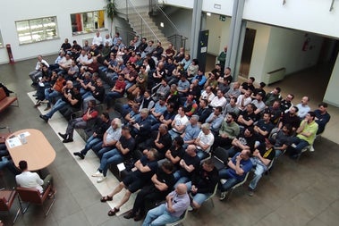 120 Inspektoren und Vertretende von 80 der 103 autorisierten Werkstätten in Südtirol haben am 28. Mai beim Treffen, das vom Kraftfahrzeugamt des Landes in Bozen organisiert wurde, teilgenommen. (Foto: LPA/Kraftfahrzeugamt)