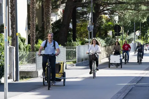 Damit mehr Menschen das Fahrrad im Alltag nutzen, setzt das Land auf Infrastrukturen und baut die Radwege (im Bild Meran) weiter aus. (Foto: Green Mobility; Manuela Tessaro)