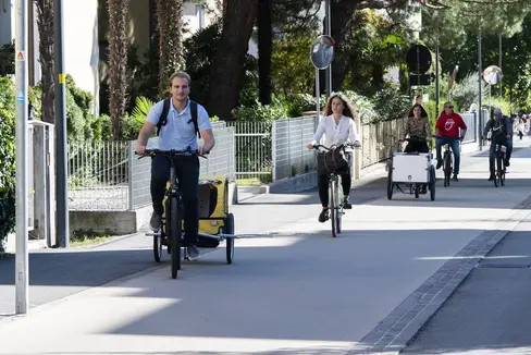 Damit mehr Menschen das Fahrrad im Alltag nutzen, setzt das Land auf Infrastrukturen und baut die Radwege (im Bild Meran) weiter aus. (Foto: Green Mobility; Manuela Tessaro)