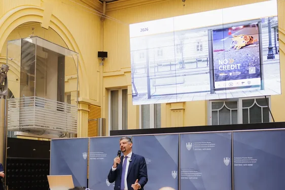 Unsere Einsatzkräfte erleben täglich Situationen, die niemand erleben sollte. Ihren Geschichten eine Stimme zu geben bedeutet, daran zu erinnern, dass jeder Unfall aus einer falschen Entscheidung oder einem Moment der Unaufmerksamkeit entstehen kann. Verkehrssicherheit betrifft uns alle, jeden Tag und auf jeder Straße, betont Mobilitätslandesrat Daniel Alfreider. (Foto: LPA/STA/Ivan Brentegani)