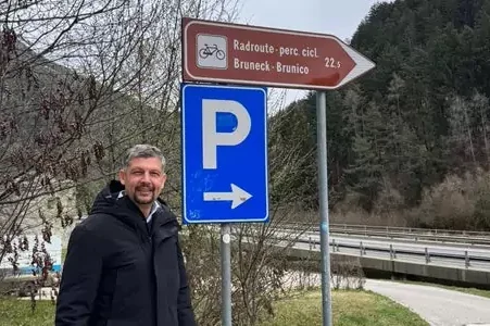 Mit einem einheitlichen Orientierungssystem wollen wir Radfahrenden entlang des gesamten Netzes intuitivere und besser erkennbare Hinweise bieten, unterstreicht Mobilitätslandesrat Daniel Alfreider. (Foto: LPA/Abteilung Infrastrukturen und Mobilität)