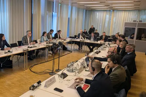 Die Bahn im Fokus: Die Vertreterinnen und Vertreter der Aktionsgemeinschaft Brennerbahn bei der Präsidentenkonferenz im Landhaus 2 in Innsbruck (Foto: LPA/Ingo Dejaco)