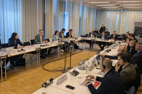 Die Bahn im Fokus: Die Vertreterinnen und Vertreter der Aktionsgemeinschaft Brennerbahn bei der Präsidentenkonferenz im Landhaus 2 in Innsbruck (Foto: LPA/Ingo Dejaco)