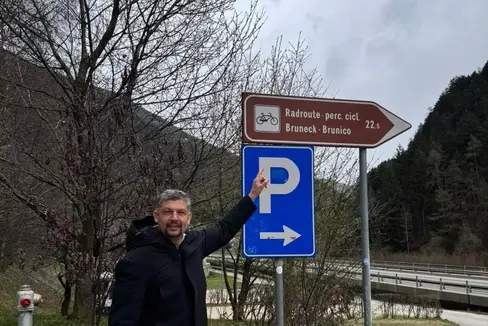 iel ist es laut Mobilitätslandesrat Daniel Alfreider, die Beschilderung entlang der Radwege im gesamten Landesgebiet klarer, einheitlicher und leicht erkennbar zu gestalten. (Foto: LPA/Abteilung Infrastrukturen und Mobilität)