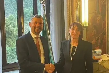 Infrastrukturen- und Mobilitätslandesrat Daniel Alfreider erörterte mit Regierungskommissärin Maddalena Travaglini eine Reihe von strategischen Fragen zur Mobilität in Südtirol. (Foto: LPA/Ressort für Infrastrukturen und Mobilität)