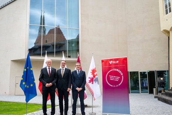 La Giunta dell'Euregio con (da sinistra) Anton Mattle (presidente del Tirolo), Arno Kompatscher (presidente dell'Euregio e della Provincia autonoma di Bolzano), Maurizio Fugatti (presidente della Provincia autonoma di Trento) si è riunita a Bressanone. (Foto: USP/Fabio Brucculeri)