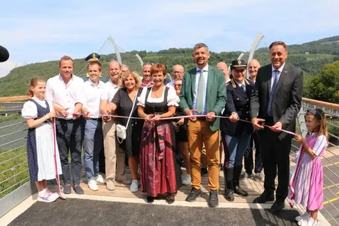 Bürgermeisterin Monika Delvai Hilber, Mobilitäts- und Infrastrukturenlandesrat Daniel Alfreider, die Leiterin der Verkehrspolizei in Südtirol Katia Grenga und der Präsident der Bezirksgemeinschaft Hansjörg Zelger (vorne 1. Reihe von links nach rechts) haben die Brücken mit dem Banddurchschnitt eröffnet. (Foto: LPA/Ingo Dejaco)