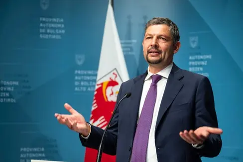 Ein Viertel weniger Individualverkehr mit dem Auto und dafür mehr als doppelt so viel Verkehr wie bisher über die Bahn und jeweils fast ein Viertel mehr mit Bus und Fahrrad sind das Ziel, sagt Mobilitätslandesrat Daniel Alfreider zum Südtirolplan für die Mobilität von Morgen. (Foto: LPA/Fabio Brucculeri)