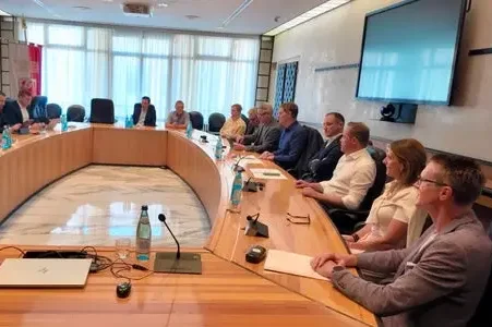“Il tunnel di base del Brennero è un progetto chiave europeo. Per produrre pienamente i suoi effetti, servono tratte di accesso efficienti su tutti i versanti”, ha detto l'assessore provinciale Alfreider (secondo da sinistra) durante l'incontro nella sala di Giunta a Palazzo Widmann. (Foto: USP/Dipartimento Infrastrutture e Mobilità)