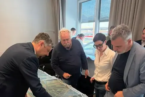 Al tavolo tecnico, da sinistra nella foto, l'assessore provinciale Daniel Alfreider, il vicesindaco di Gargazzone Gianfranco Cassin, Sandra Weger, capo progetto di STA-Strutture Trasporto Alto Adige SpA, e il sindaco di Gargazzone Bernhard Paris. (Foto: USP/Bruno Benedetto)