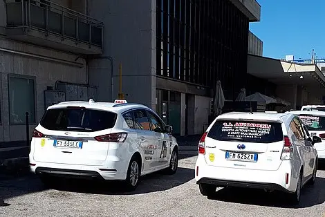 La giunta regionale ha aggiornato il regolamento di attuazione per i servizi di taxi e noleggio con conducente. In futuro verranno utilizzati veicoli più ecologici. Chi utilizza i servizi potrà anche pagare senza contanti. (Foto da https://commons.wikimedia.org/wiki/File:Taxis,_Mestre_FS.jpg)