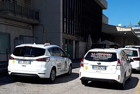 Die Landesregierung hat die Durchführungsverordnung für Taxidienste und Mietwagen mit Fahrer aktualisiert. Künftig sollen umweltfreundlichere Fahrzeuge eingesetzt werden. Wer die Dienste nutzt, soll auch bargeldlos dafür bezahlen können. (Foto aus https://commons.wikimedia.org/wiki/File:Taxis,_Mestre_FS.jpg)