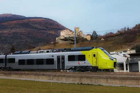 Nell’ambito dell’attuale fase di prova sulla Ferrovia della Val Venosta, nei primi giorni si sono verificate le prevedibili limitazioni di servizio. In questa fase si rivela corretta la decisione di mantenere il servizio sostitutivo su gomma con cadenza ogni mezz'ora, fino a quando non sarà stata ripristinata in modo affidabile la stabilità sulla ferrovia. (Foto: Ivan Brentani/STA)