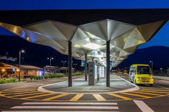Der Busteil des Mobilitätszentrums Bruneck bei Nacht (Foto STA/Manuela Tessadri)