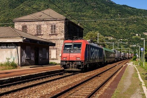 Die Verlagerung des Güterverkehrs auf die Schiene bringt vielerlei Vorteile mit sich. (Foto: https://commons.wikimedia.org/wiki/File:FFS_Cargo_E.484.005_presso_Pieve_Vergonte_(VB).jpg: Daniele Valtorta)