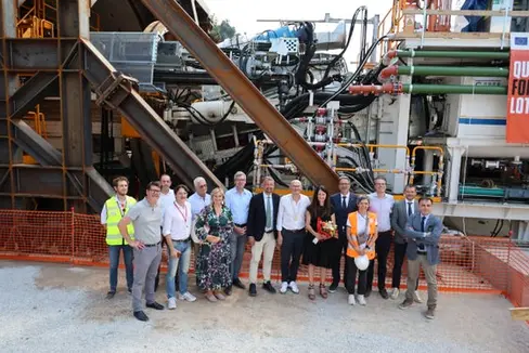 Da sx Sergio Ragnoli di Italferr, Martin Ausserdorfer (BBT Infopoint), il direttore dei lavori Luca Zaccaria, Massimiliano Pempori di Italferr, Ezio Facchin, la deputata Renate Gebhard, l'europarlamentare Herbert Dorfmann, l'assessore provinciale Daniel Alfreider, il sindaco di Funes Peter Pernthaler, la madrina del tunnel (che ha dato il nome alla fresa) Kathrin Leitner, il presidente della Provincia autonoma di Bolzano Arno Kompatscher, Marina Zanetti di Implenia (parte del Consorzio Dolomiti), Simone Centis di Webuild (parte del Consorzio Dolomiti), Damiano Beschin di RFI e Giuseppe Romea di RFI. (Foto: USP/Ingo Dejaco)