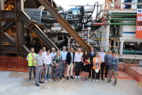 Von links: Sergio Ragnoli (Italferr), Martin Ausserdorfer (Infopoint BBT), Arbeitsdirektor Luca Zaccaria, Massimiliano Pempori (Italferr), Massimiliano Pempori (Italferr), Ezio Facchin, Kammerabgeordnete Renate Gebhard, Europaparlamentarier Herbert Dorfmann, Landesrat Daniel Alfreider, Bürgermeister Peter Pernthaler (Villnöß), TBM-Patin Kathrin Leitner, Landeshauptmann Arno Kompatscher, Marina Zanetti (Implenia/Consorzio Dolomiti), Simone Centis (Webuild/Consorzio Dolomiti), Damiano Beschin (RFI) und Giuseppe Romea (RFI). (Foto: LPA/Ingo Dejaco)