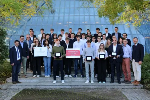 Landesrat Alfreider (vorne rechts) mit den Schülerinnen und Schülern der Klasse 5A LOG (ganz vorne Matteo Sagmeister, Max Kusstatscher und Annika Marzoner) und den Vertretern der Technischen Fachoberschule „Max Valier“ in Bozen sowie den Vertreterinnen und Vertretern aus dem Bereich Logistik bei der Vorstellung des preisgekrönten Logistik-Videos. (Foto: LPA/Ingo Dejaco)